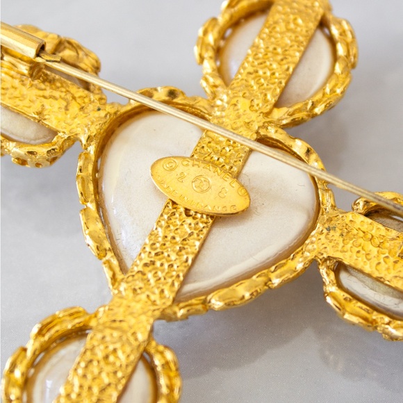 Chanel Vintage S/S1992 Pearl Heart Gold Collection 28 Clip Earrings Brooch Set - Picture 13 of 13